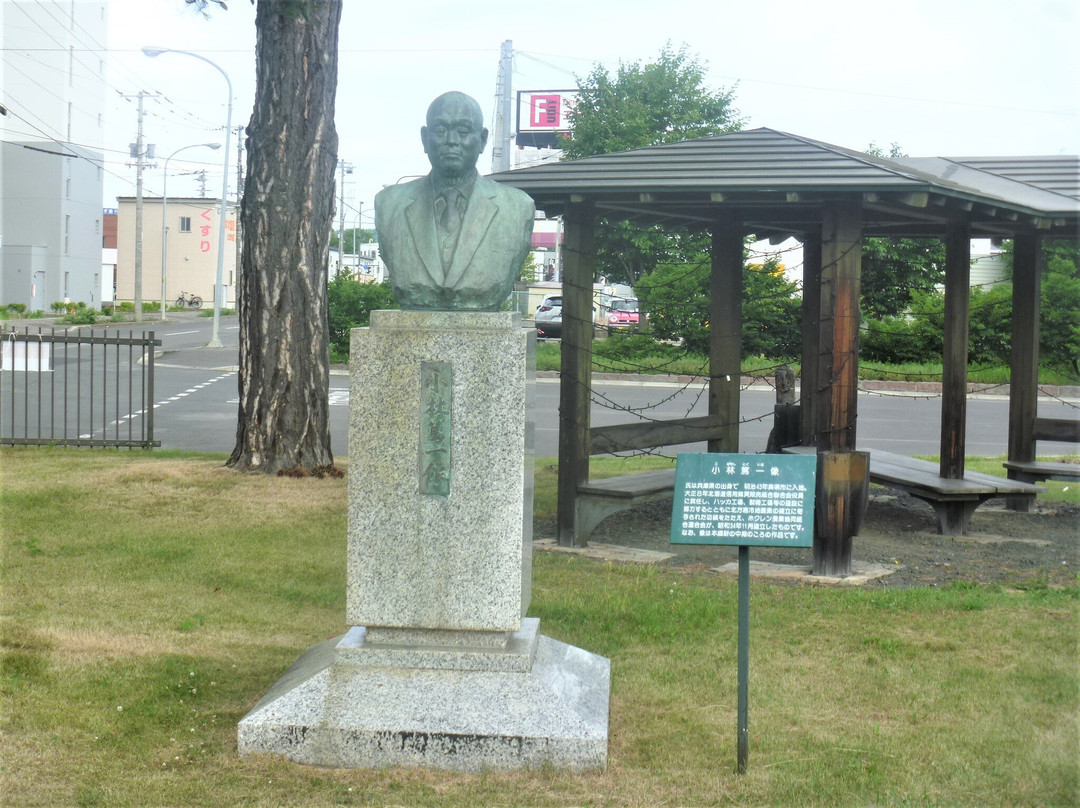 Statue of Kobayashi Tokuichi