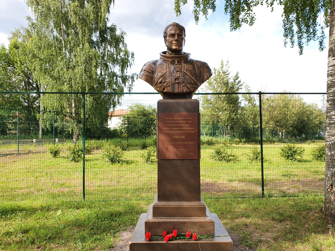 Monument to the defenders of the Leningrad sky - the MiG-15景点图片