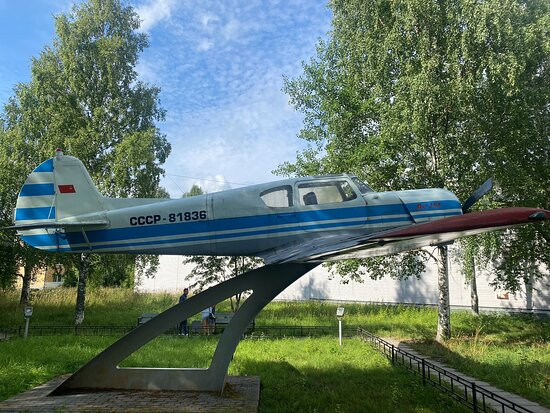Monument to Plane YAK-18T景点图片