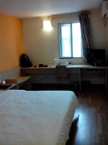 7天成都西门店-客卧