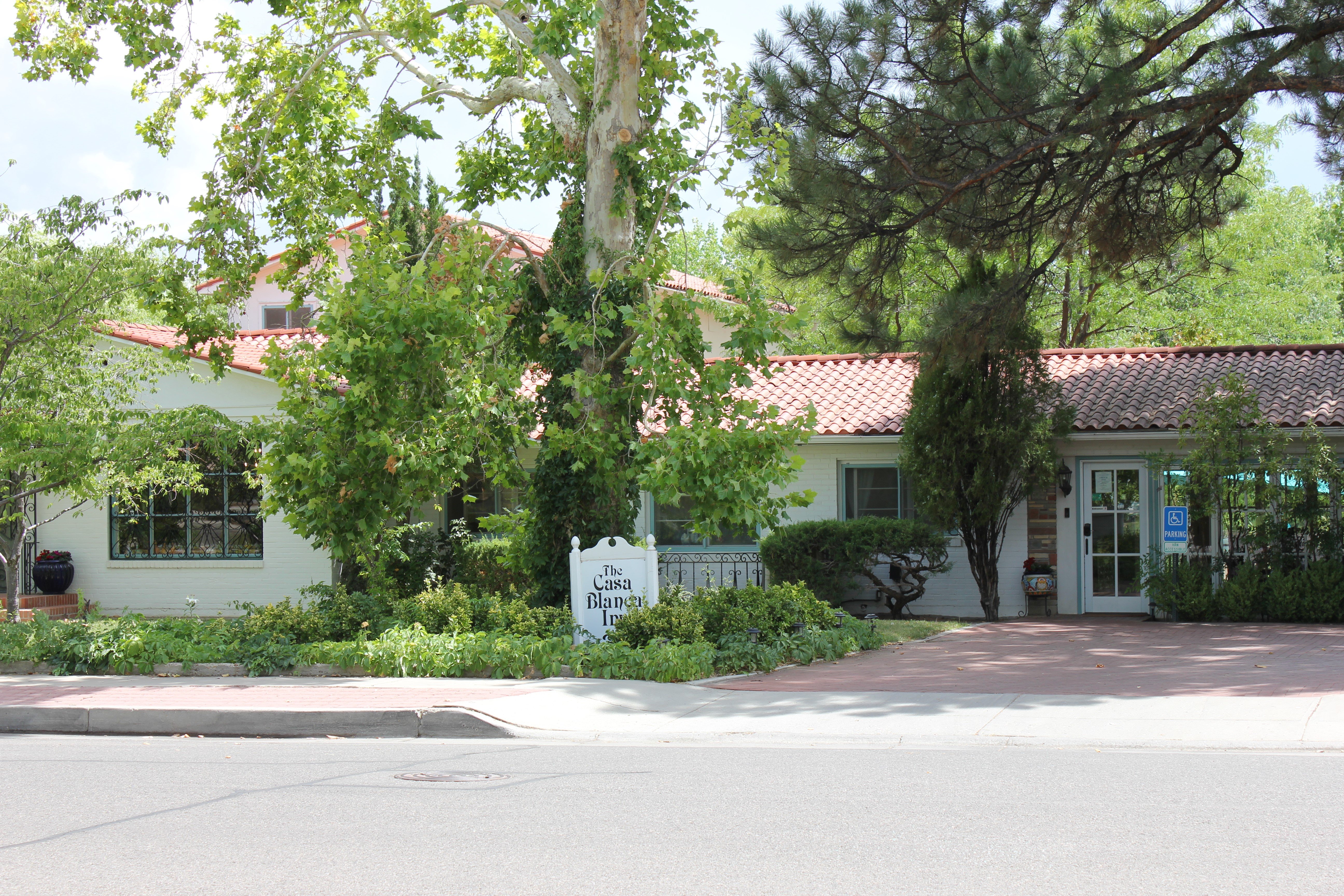 Casa Blanca Inn & Suites-官方