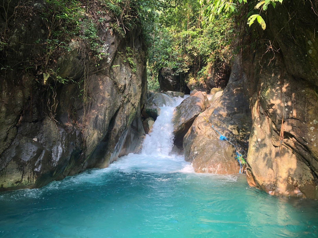 Leuwi Hejo Waterfalls景点图片