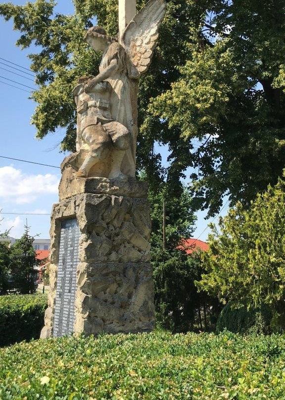 Pomnik padlym-Risnovce必去景点