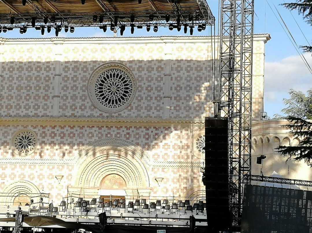 Basilica di Santa Maria di Collemaggio e Porta Santa景点图片