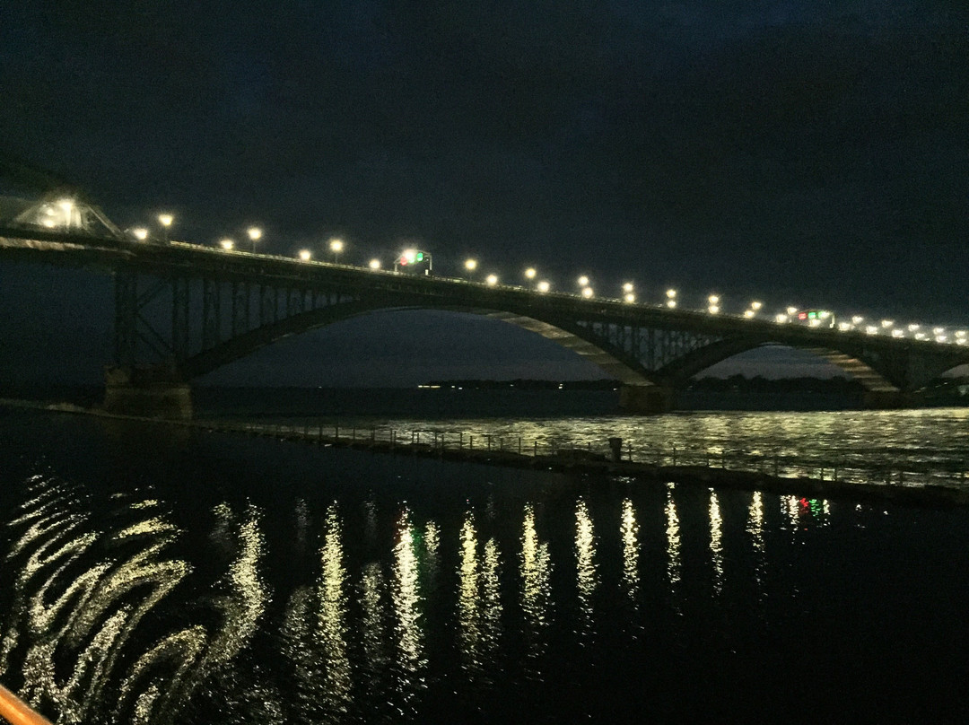 Buffalo Harbor Cruises景点图片