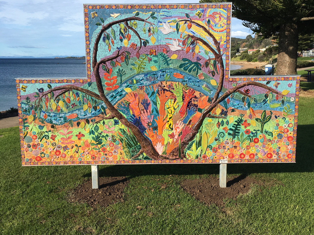 Penguin's Mosaic & Word Jumble Community Artwork景点图片