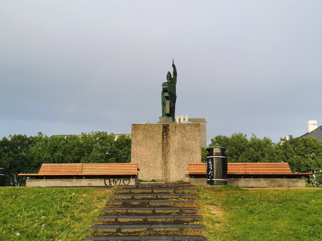Arnarholl Statue-雷克雅未克必去景点
