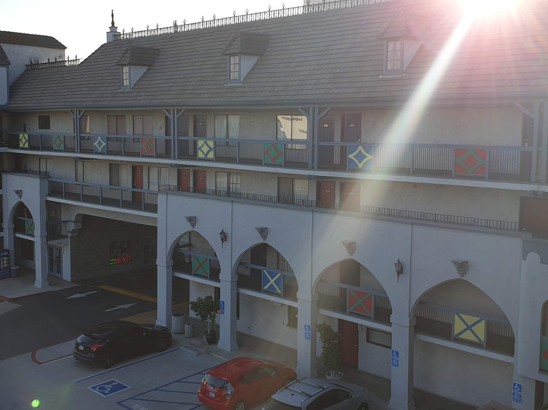 卡索假日酒店和套房主图