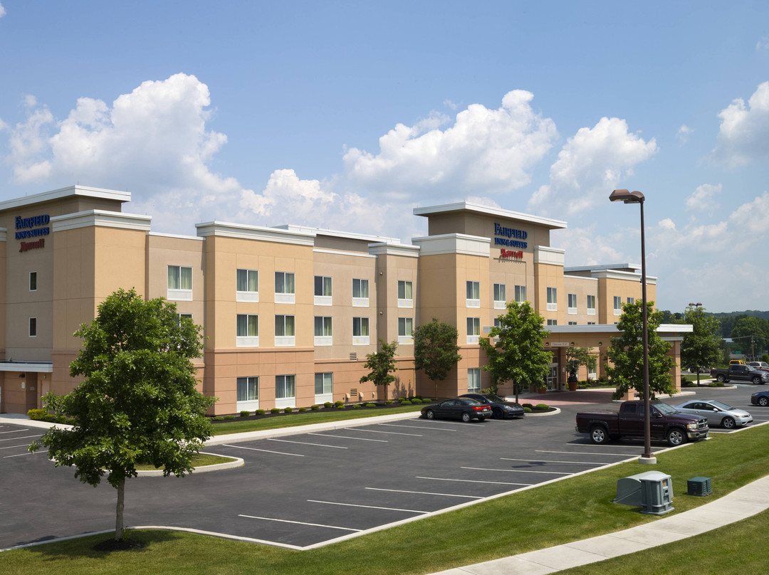 亨廷顿雷斯敦湖费尔菲尔德旅馆&套房酒店主图