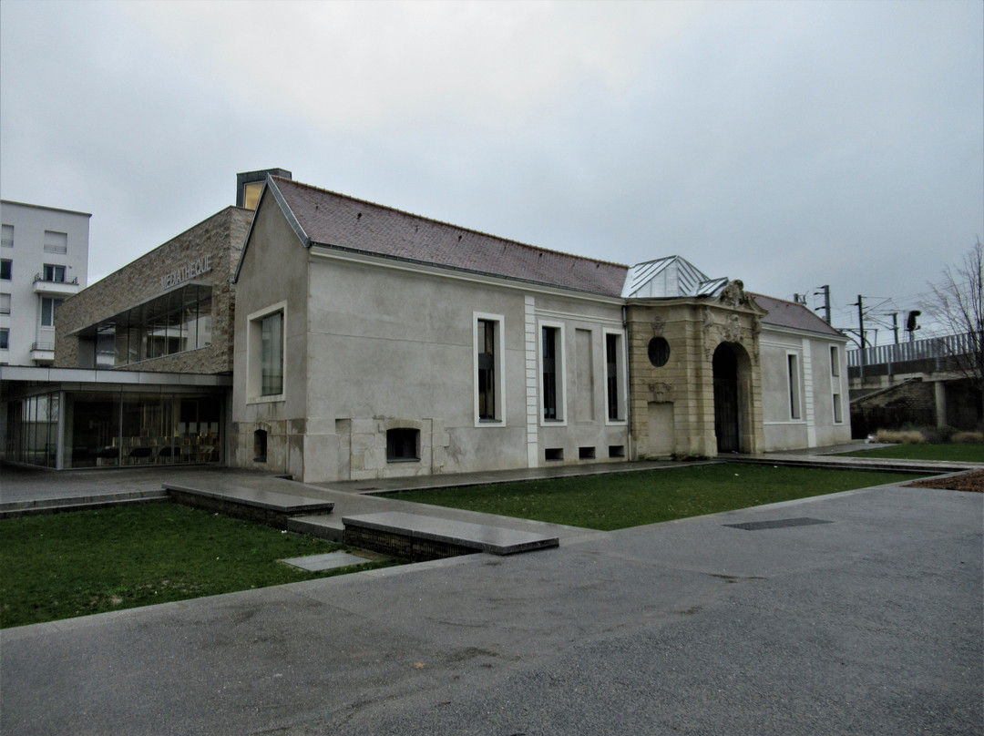 Le porche d'entrée du château de la Motte