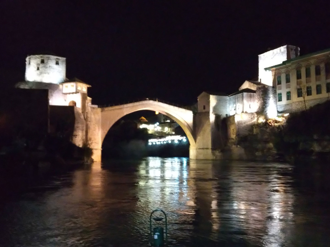 Beach under The Old bridge景点图片