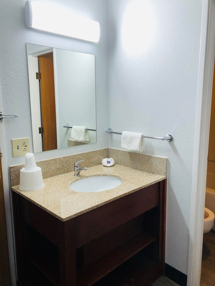 Motel 6 Elk Grove Village, IL - O'Hare-浴室