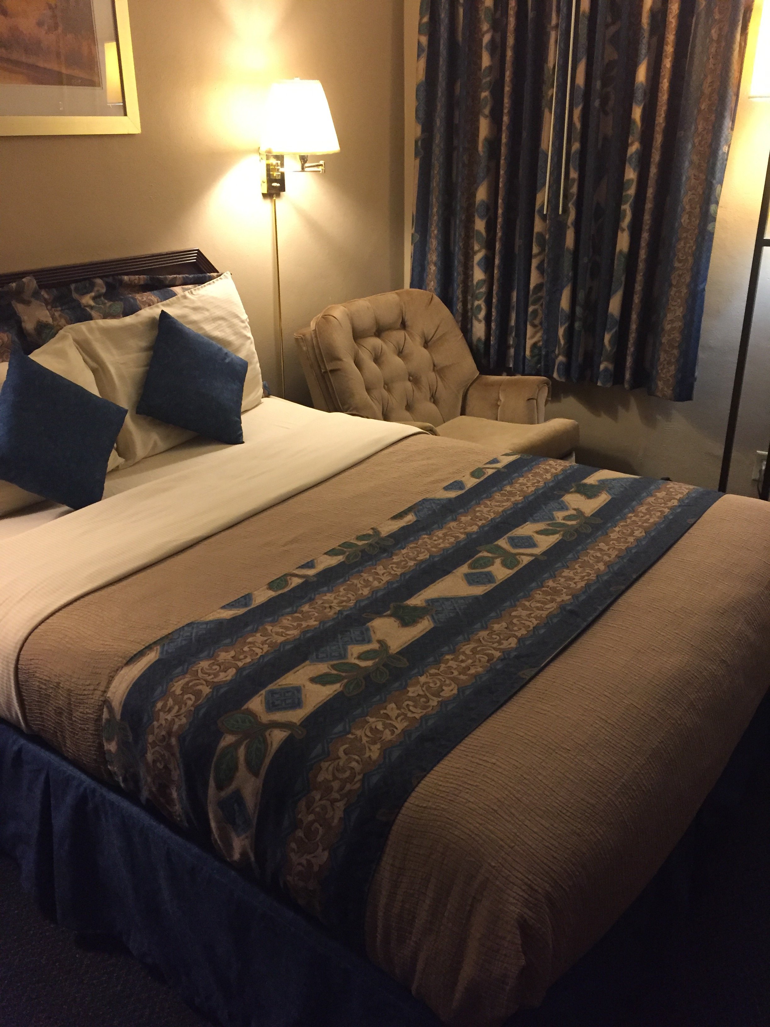 East Hills Inn & Suites-官方