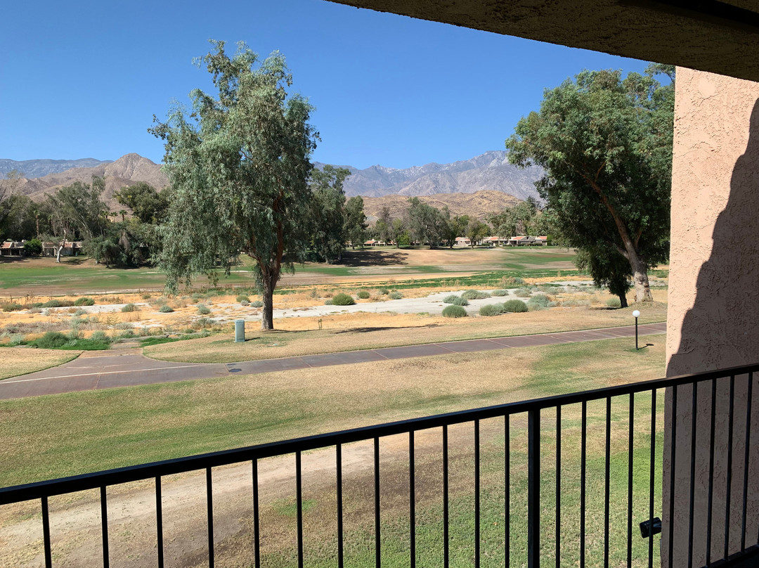 卫尔克沙漠绿洲度假酒店主图