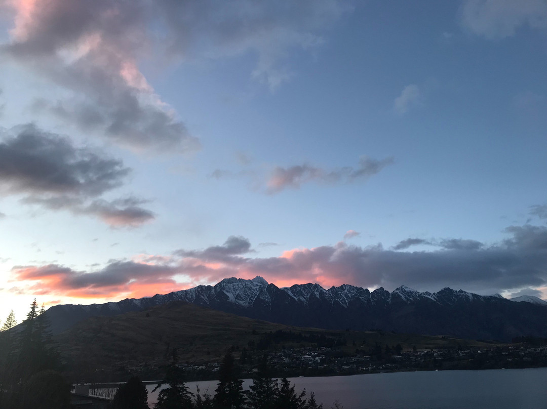 皇后镇俱乐部盛橡套房酒店主图