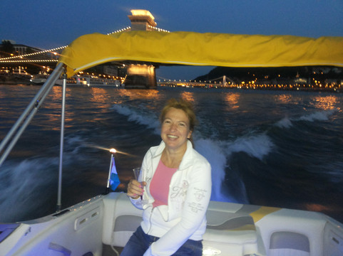 Leisure boat-布达佩斯必去景点