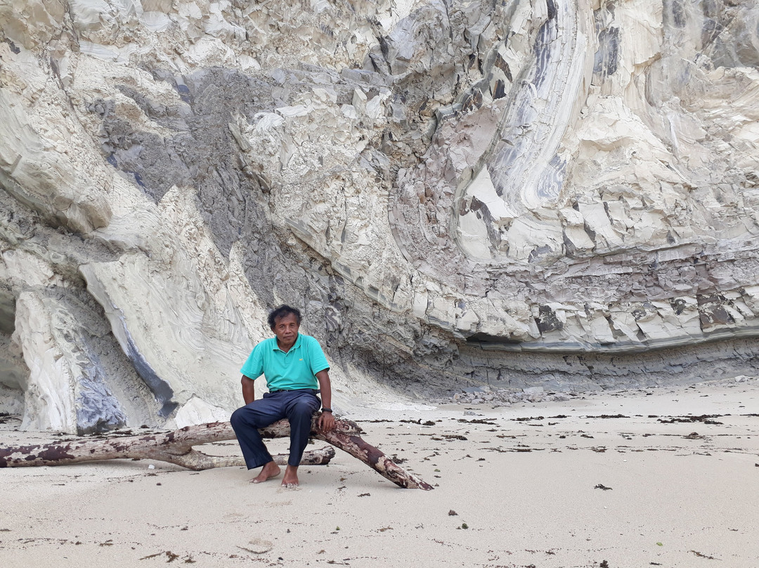 Watu Parunu Beach景点图片