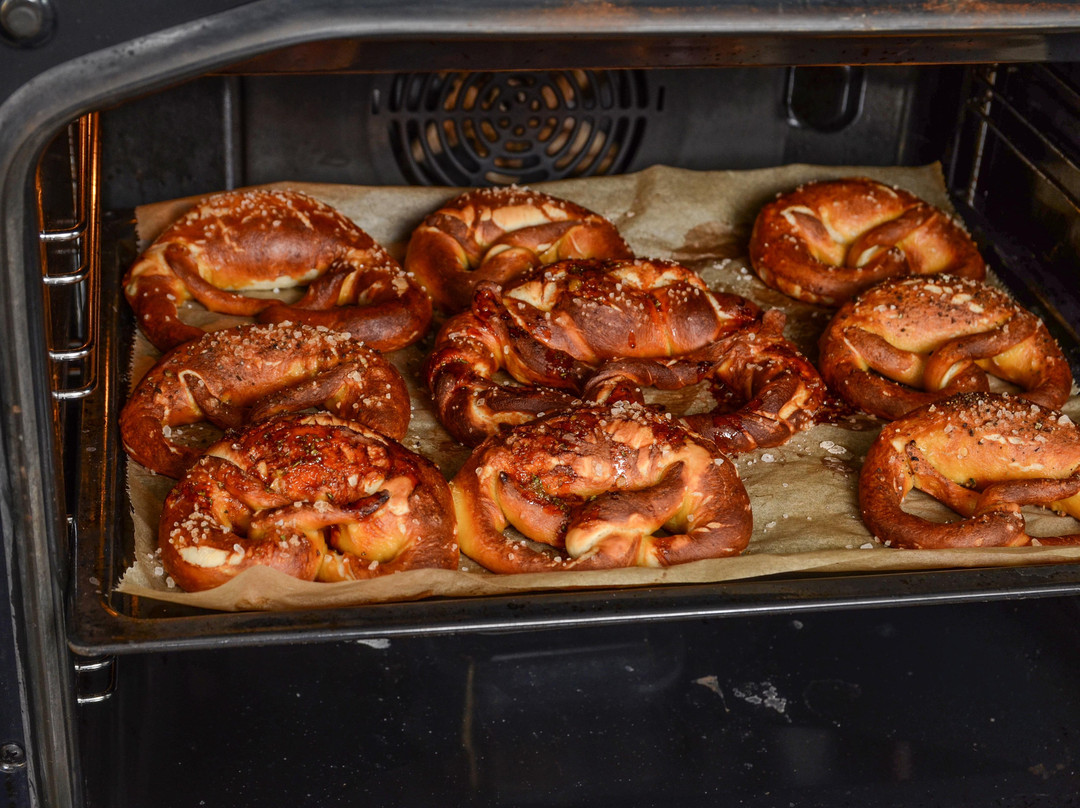 PretzelMania_Local Chile-Bavarian Culinary Pretzel Baking Experience and Sausage景点图片