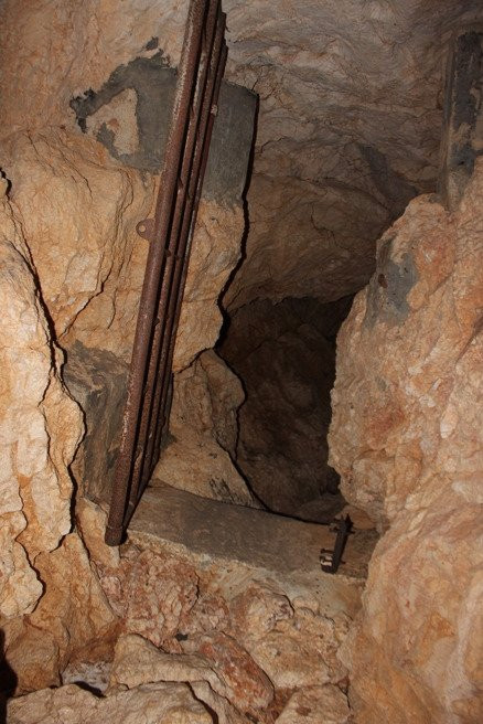 Tito`s Cave景点图片