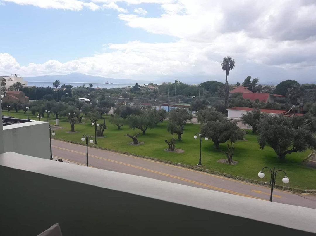 伊利特城市度假酒店主图