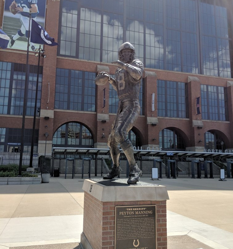 Peyton Manning Statue-印第安纳波利斯必去景点