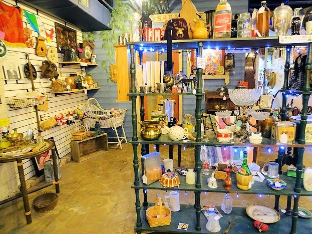 A Cat In The Attic Treasures & Treats Antiques Towne Square-韦恩斯维尔必去景点