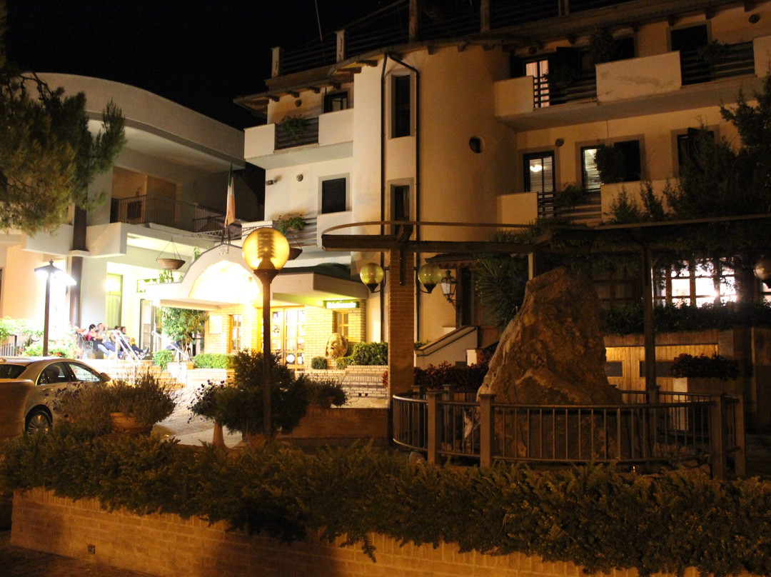 Loreto Aprutino酒店住宿-Hotel Ristorante La Bilancia