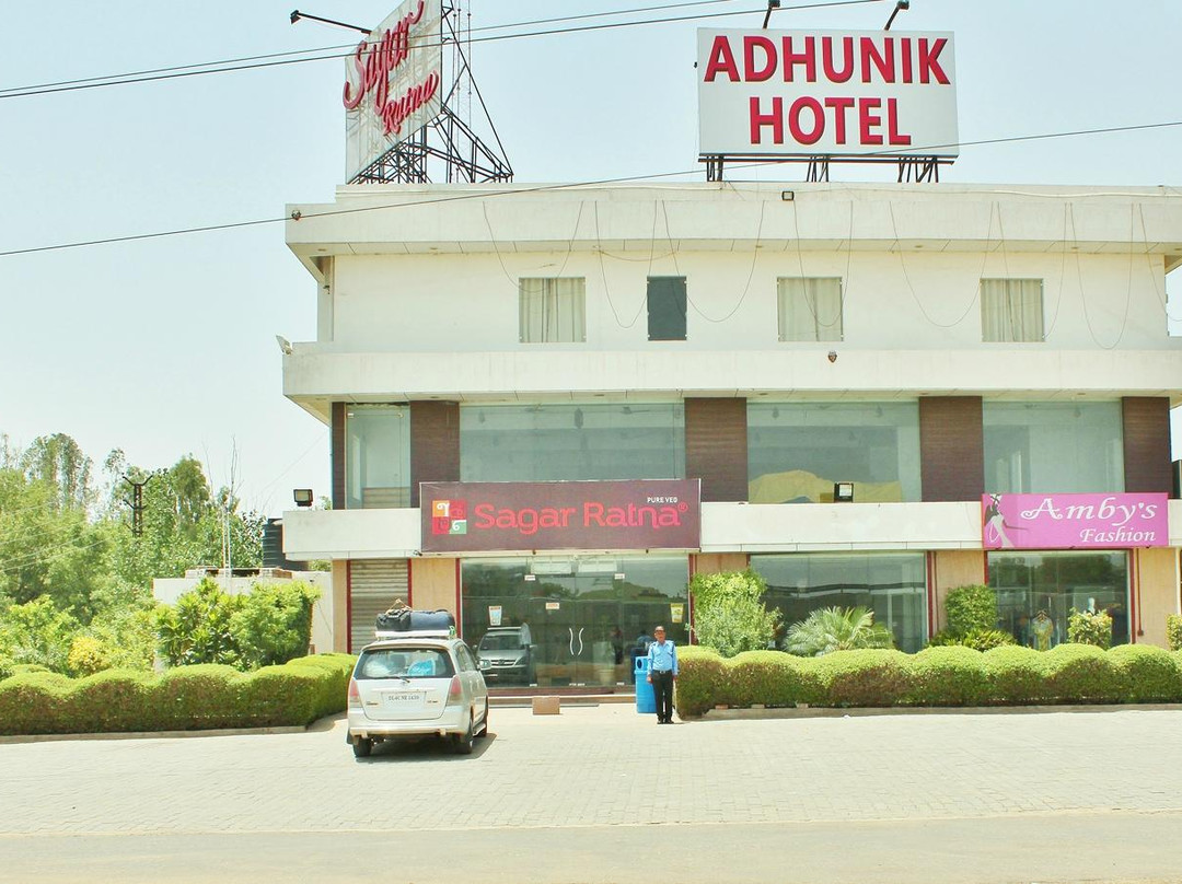 Adhunik Hotel Behror主图