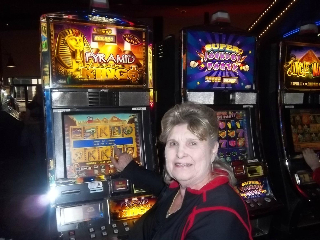 Twin Pine Hotel主图