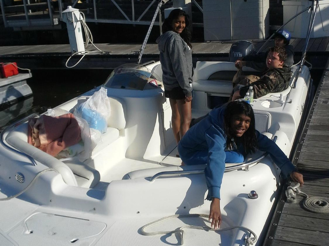 Salty Sam's Marina-迈尔斯堡海滩必去景点