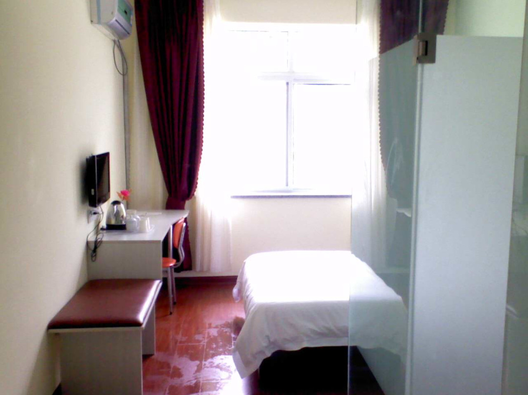 青岛世界旅舍酒店(台东步行街海泊河公园地铁站店)主图