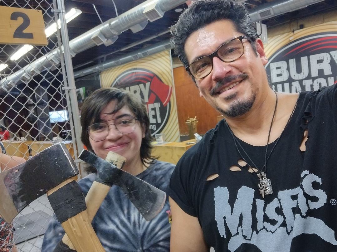 Bury The Hatchet Bloomfield - Axe Throwing-布卢姆菲尔德必去景点