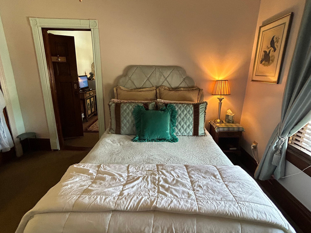 Colonial House on Main Bed & Breakfast主图