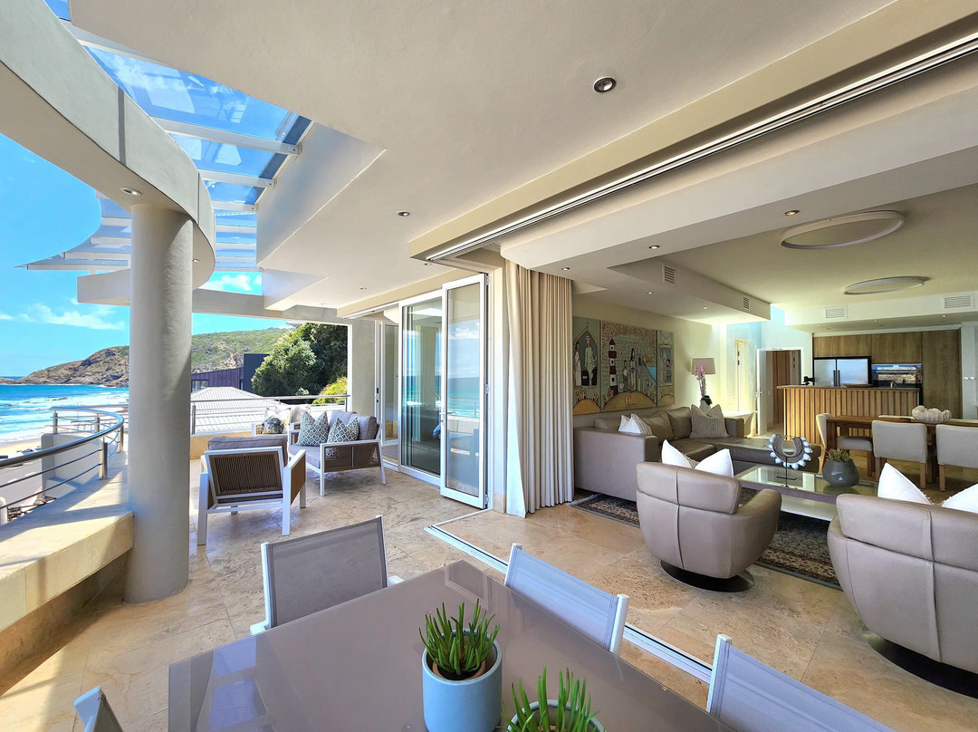 Waves of Grace Seafront Villa主图