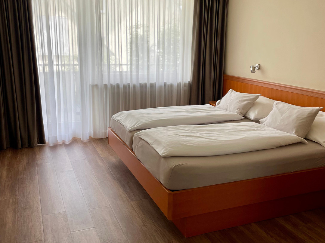 Hotel Gaestehaus Zuern主图