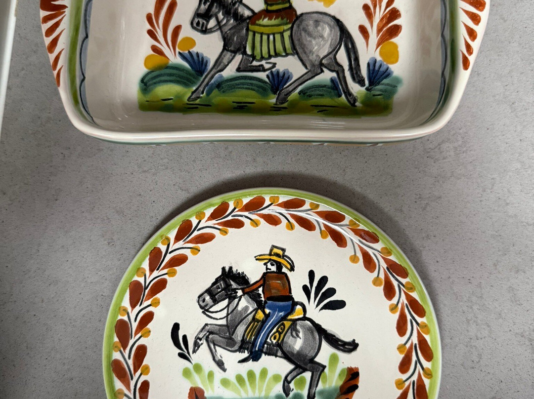 Gorky Pottery by Gorky Gonzalez景点图片