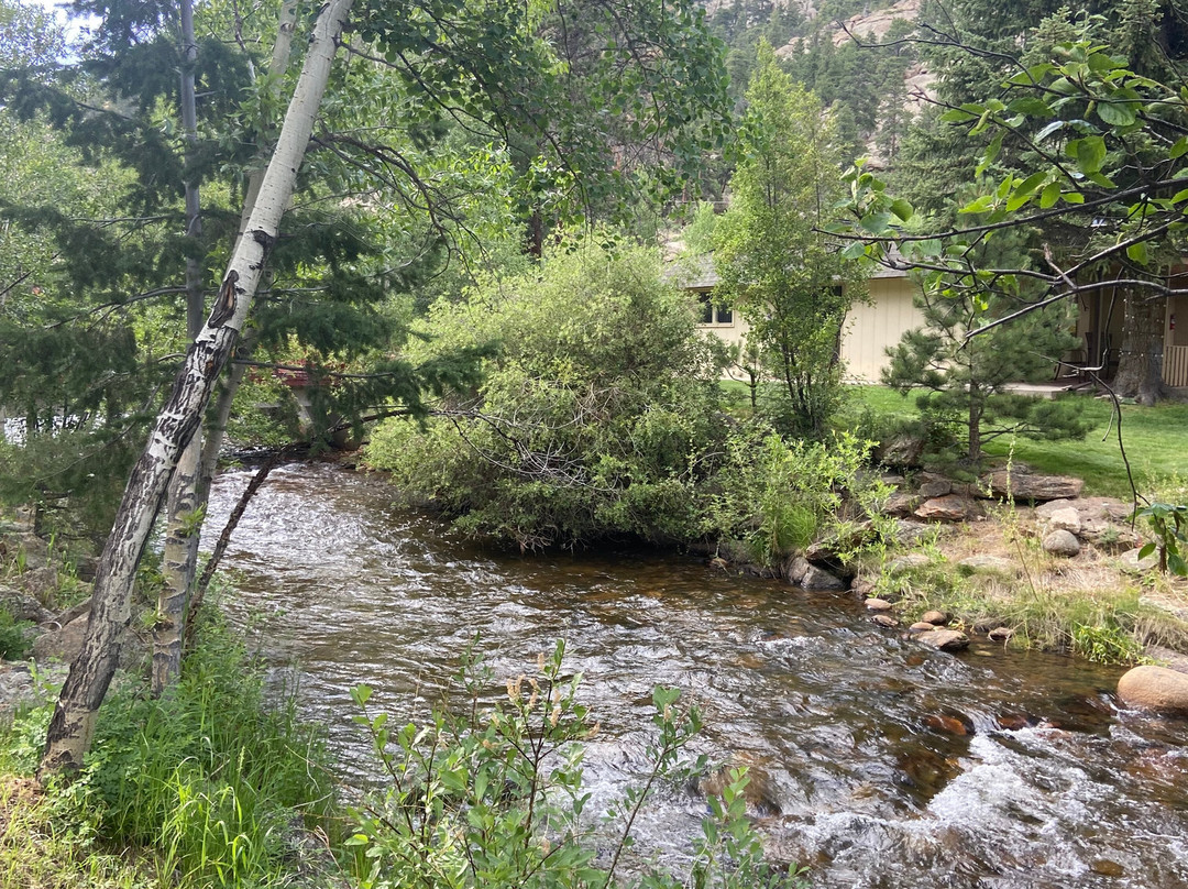 Streamside on Fall River主图