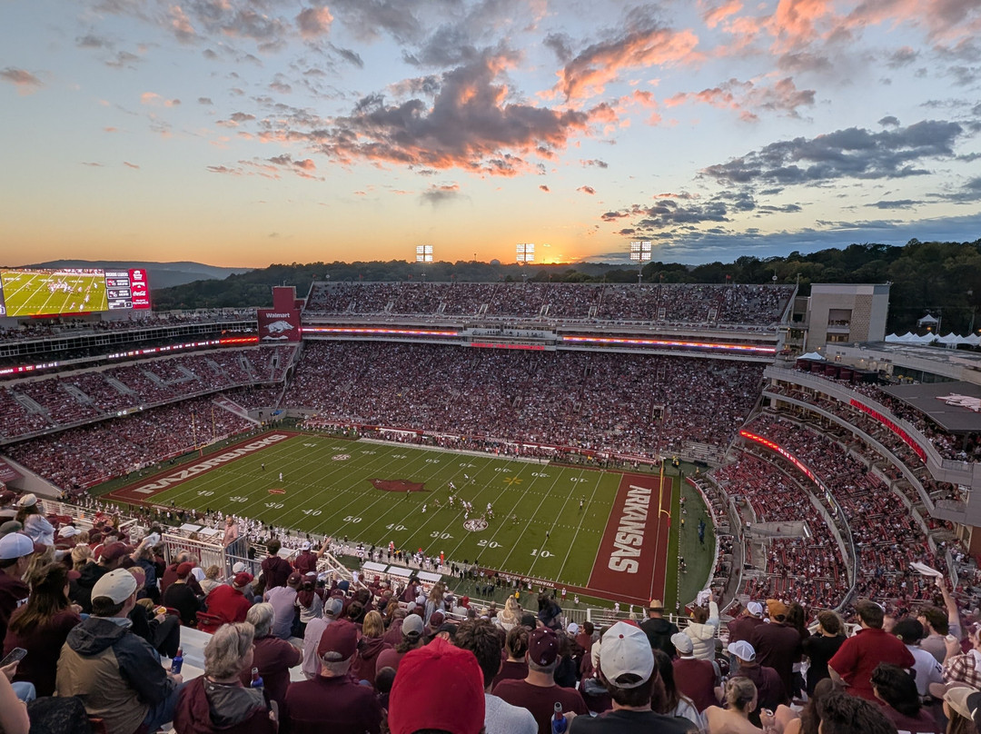 Donald W. Reynolds Razorback Stadium-费耶特维尔必去景点
