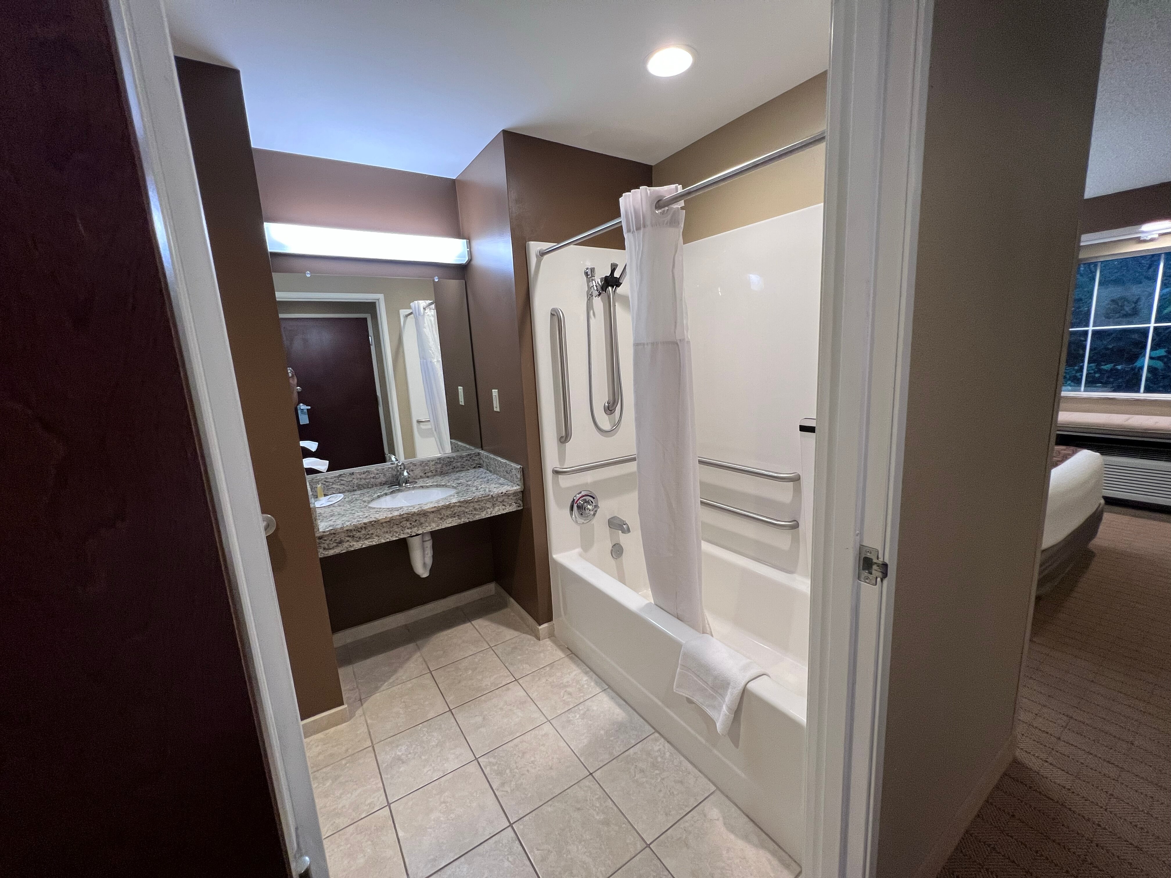 Microtel Inn & Suites by Wyndham Cambridge-浴室