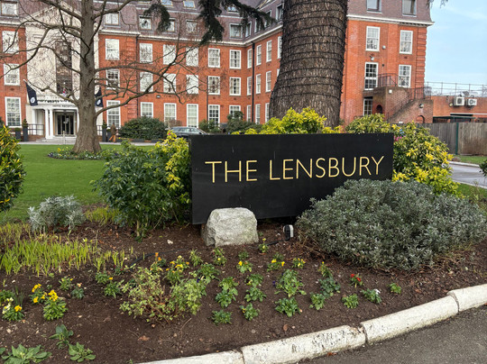 The Lensbury Resort主图