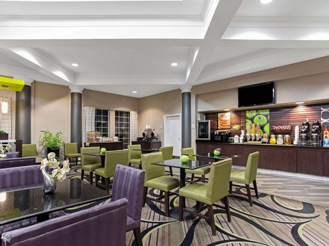 伯明翰霍姆伍德拉昆塔温德姆套房酒店主图