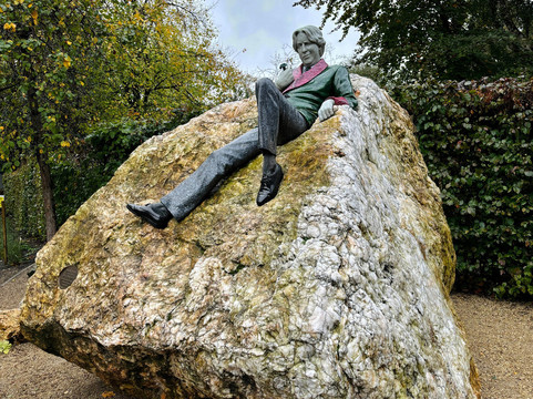 Monument to Oscar Wilde-都柏林必去景点