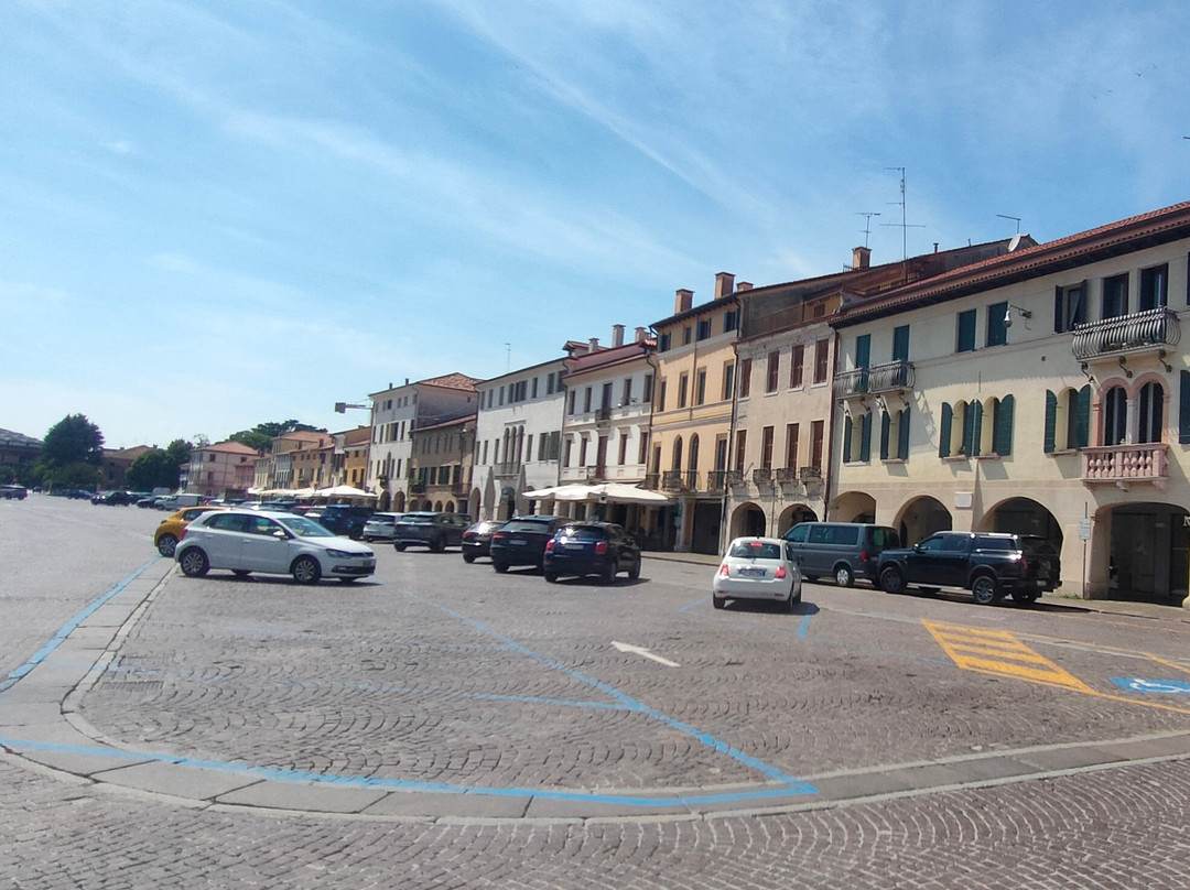 Piazza Giorgione-卡斯泰尔夫兰科韦内托必去景点