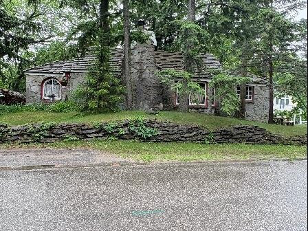 Mushroom House Tours-夏洛瓦必去景点