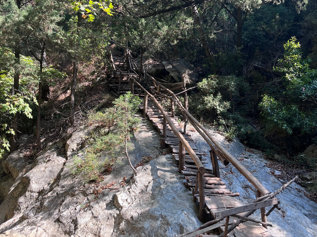 Potami Waterfalls-Karlovasi必去景点