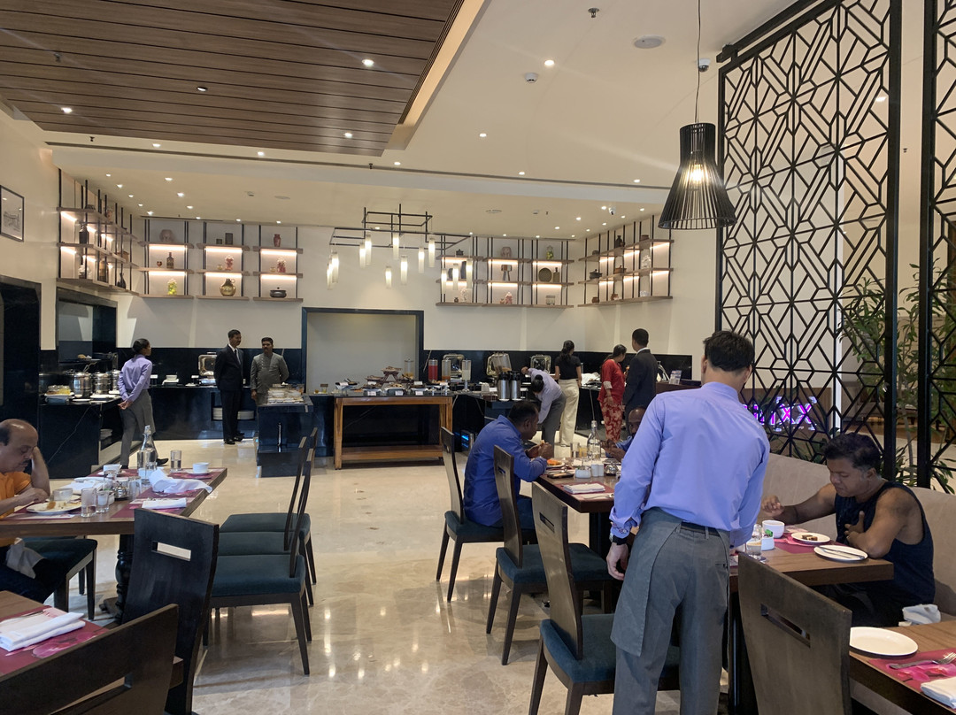 皇家兰花中央施莫加酒店主图