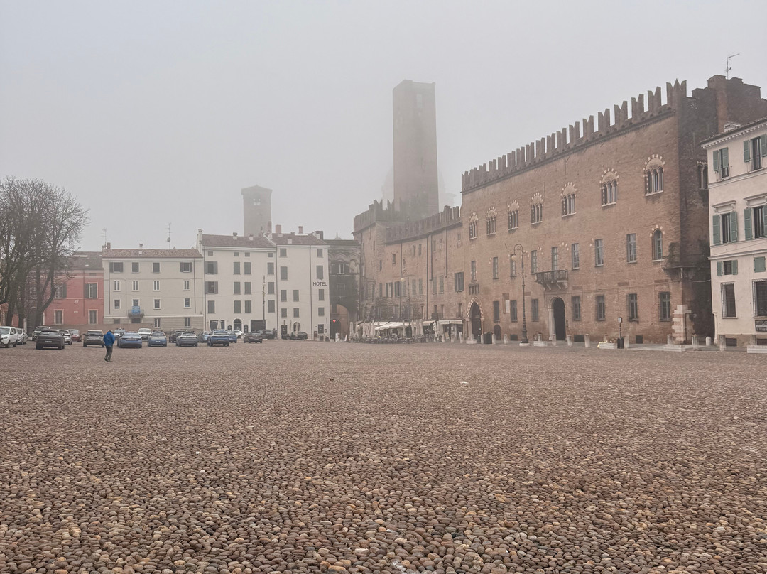 Piazza delle Erbe-曼托瓦必去景点