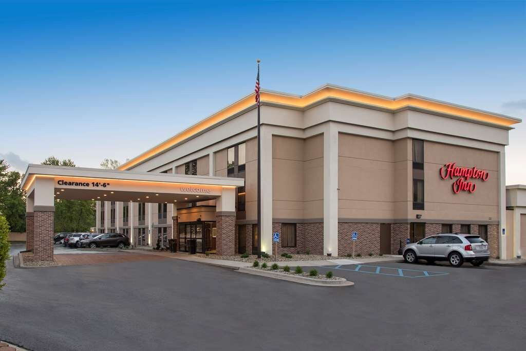 休伦港希尔顿恒庭酒店主图