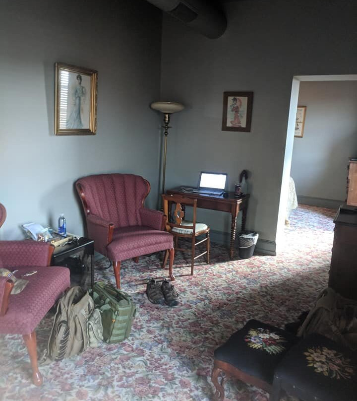 The Black Hawk Hotel主图