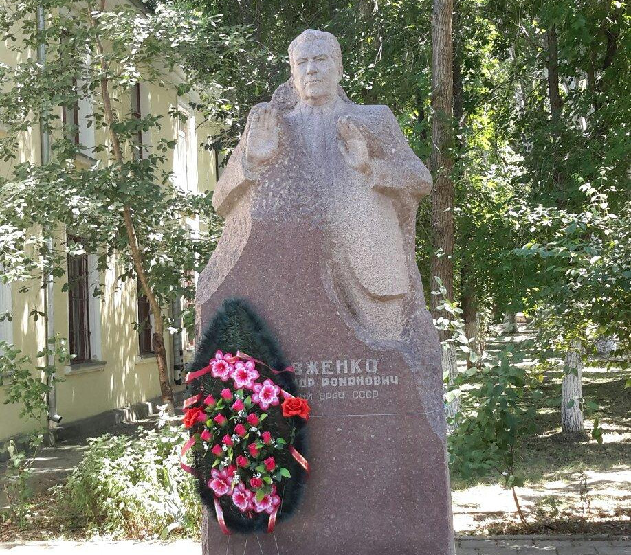 Monument to the USSR People's Doctor A.R. Dovzhenko-Feodosia必去景点